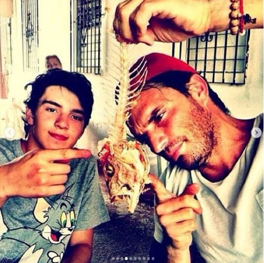 <a href="http://www.univision.com/temas/julian-gil"><b>Julián</b></a> y 
<b>Julián Jr.</b> han demostrado ser los mejores amigos, siempre están viajando juntos y realizan todo tiempo de actividades extremas.