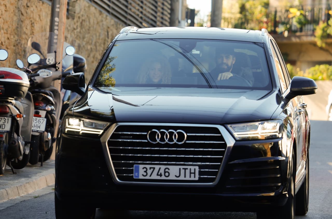 Este año la mayoría de las veces que vimos a
<b> Shakira</b> en auto fue en su 
<b>Audi Q7 </b>y acompañada por su pareja, el futbolista Gerard Piqué. Por su estilo de vida familiar ellos han elegido a esta SUV para trasladarse con los niños o ellos solos. La camioneta cuenta con un motor V6 de 3.0 litros y 333 hp, con transmisión Tiptronic de ocho velocidades y tracción quattro.