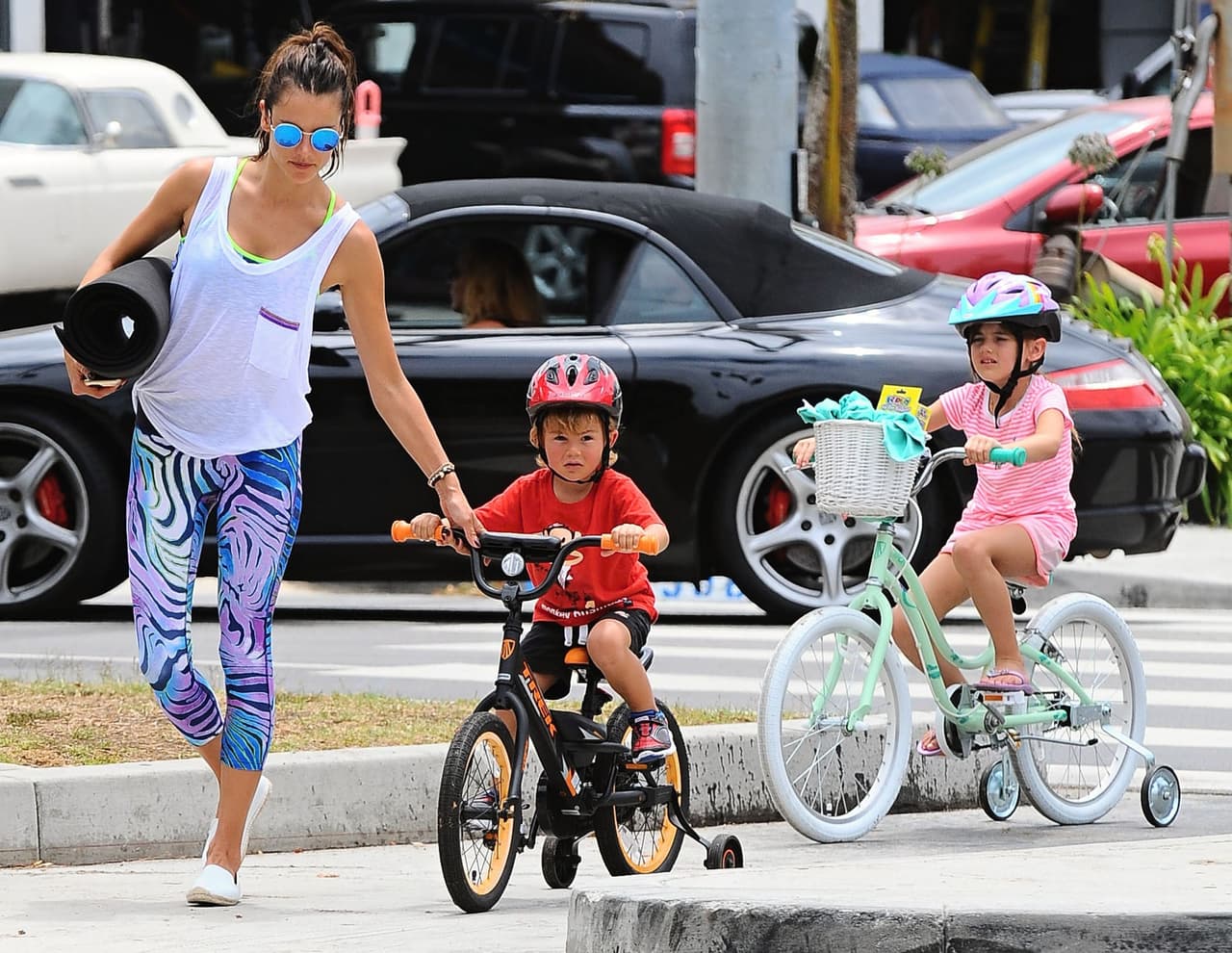 Alessandra Ambrosio permite a Noah y Anja ir a la escuela en bici, con la condición de usar la seguridad adecuada. Así ambos lucen frescos en combinación con sus shorts y camisas.