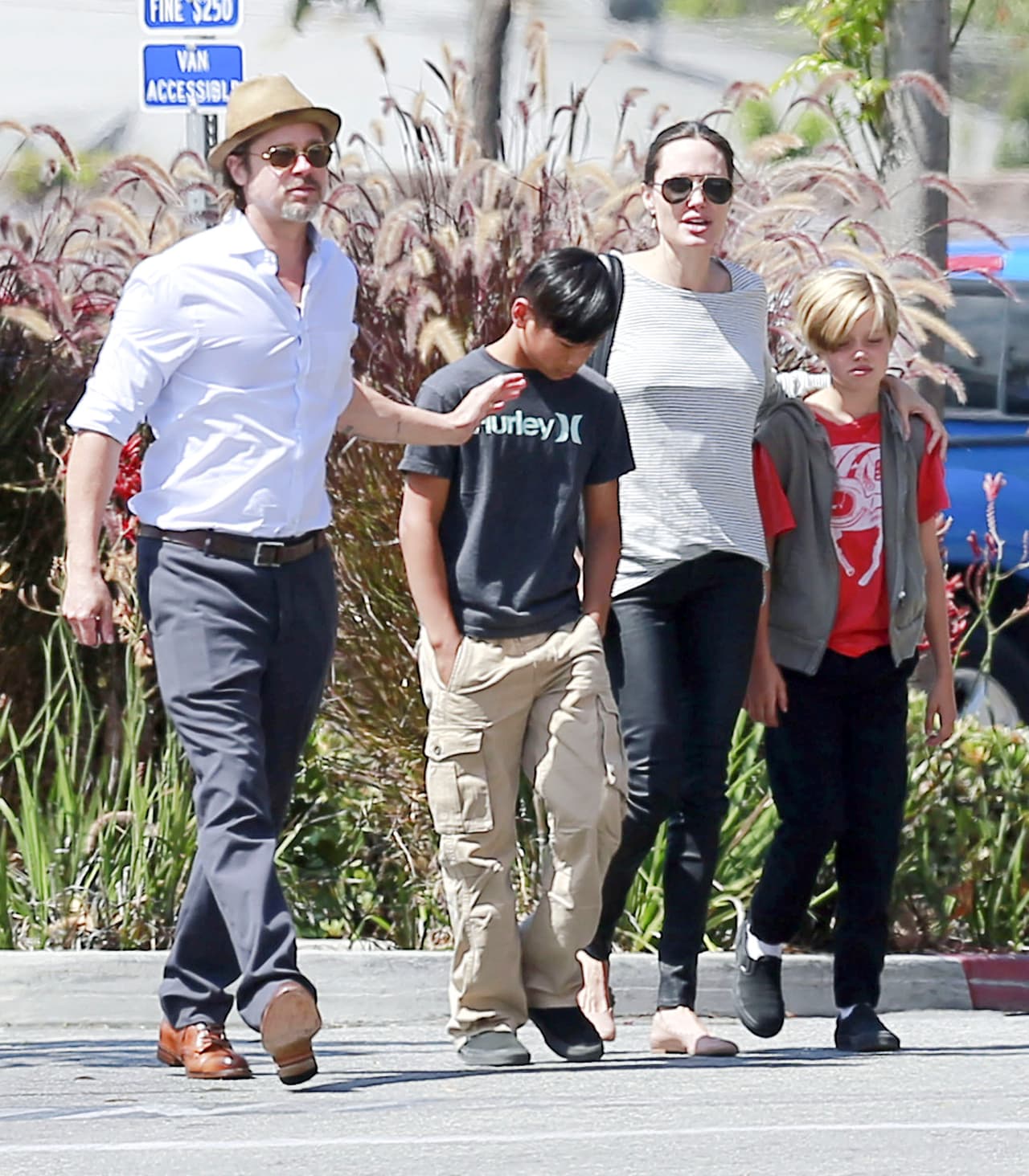 Shiloh se siente cómoda con ropa hombre, mientras Maddox prefiere la tendencia 'oversize'. Los hijos más grandes de Brangelina tienen sus estilos muy bien marcados. ¡Inspírate en cualquiera de estas estrellas y tu hijo sacará una nota perfecta por sus 'outfits'!