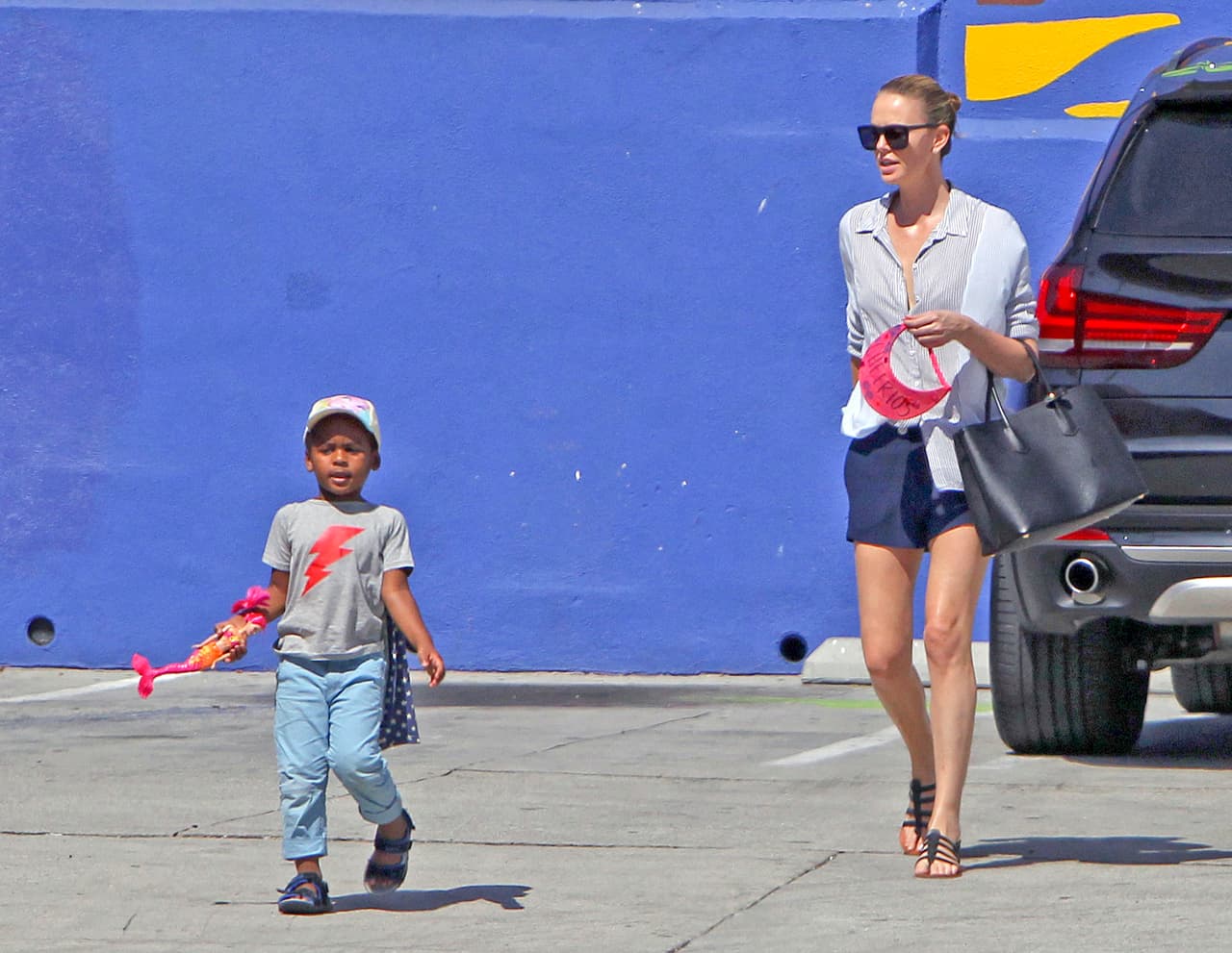 Jackson, como su mami, siempre sabe qué vestir. Charlize Theron le permite salir de casa siempre y cuando el pequeño luzca fresco y cómodo.