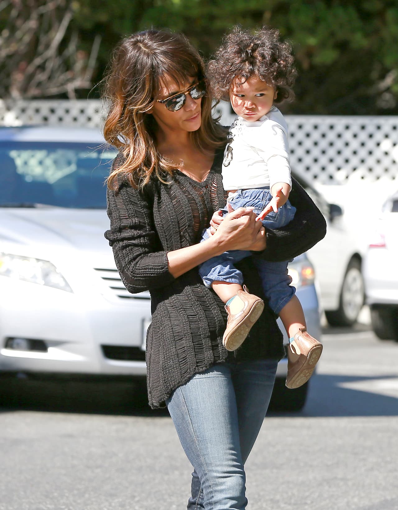 Los alborotados rizos de Maceo son el orgullo de Halle Berry. Le pone 'jeans' capri que lo mantienen fresco y le permiten jugar en el recreo.