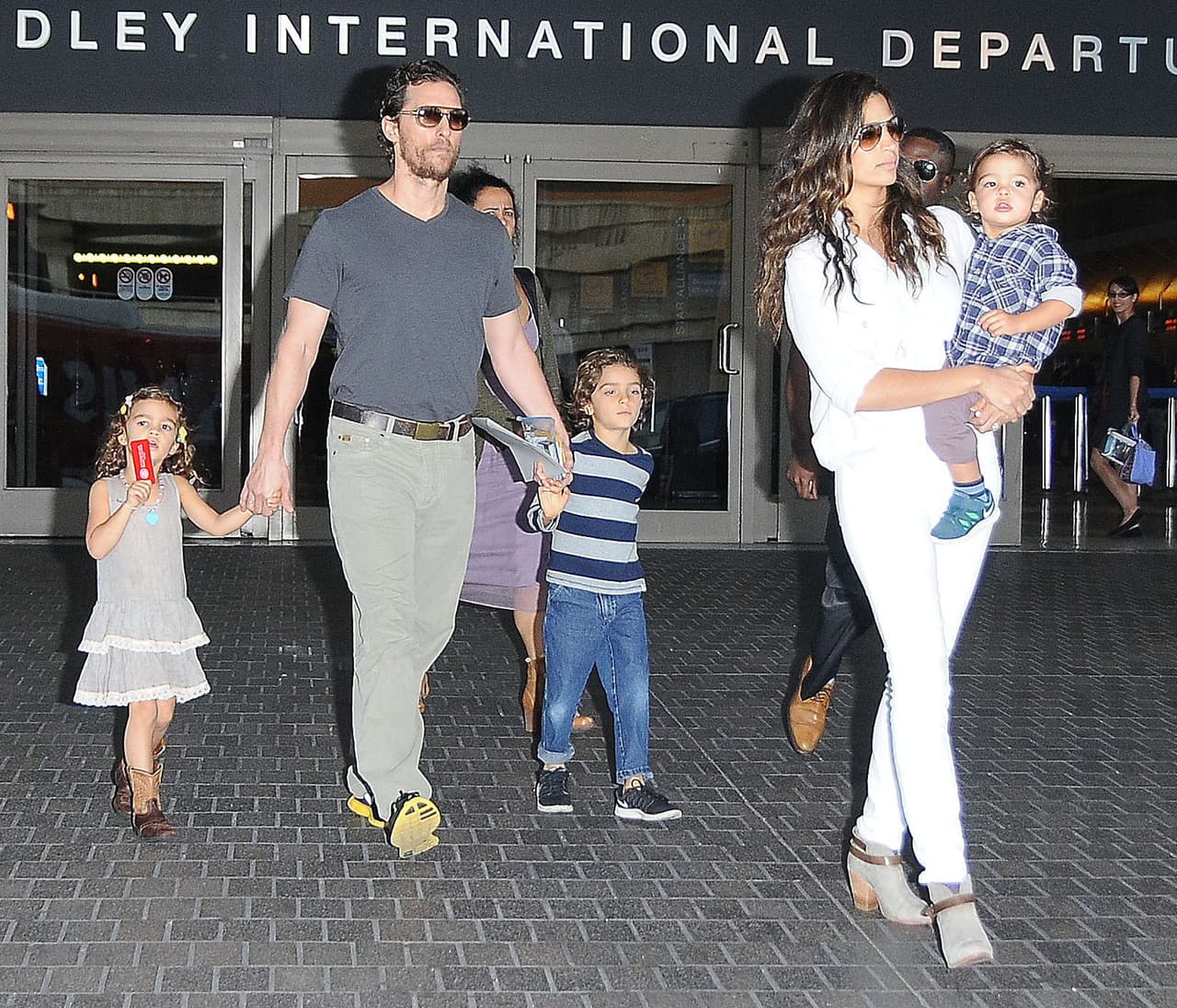 Livingston, Levi y Vida son tres hermanos muy bien vestidos. Matthew Mcconaughey se encarga de proveerles la mejor ropa para enviarlos con 'outfits' casuales a la escuela.