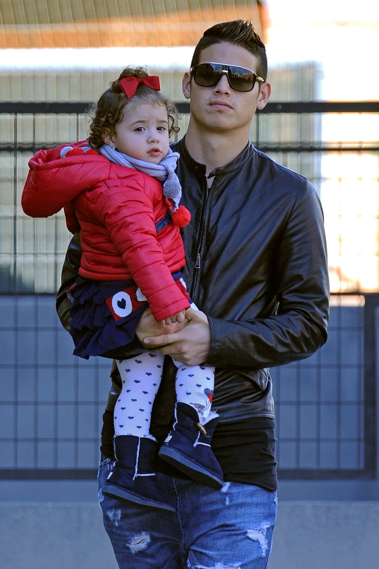 Salome es la pequeña que ilumina la vida de James Rodriguez. A ella la hemos visto de botas, 'tights' estampadas y peinados dulces. Una fashionista que es llevada a la escuela en brazos de papi.