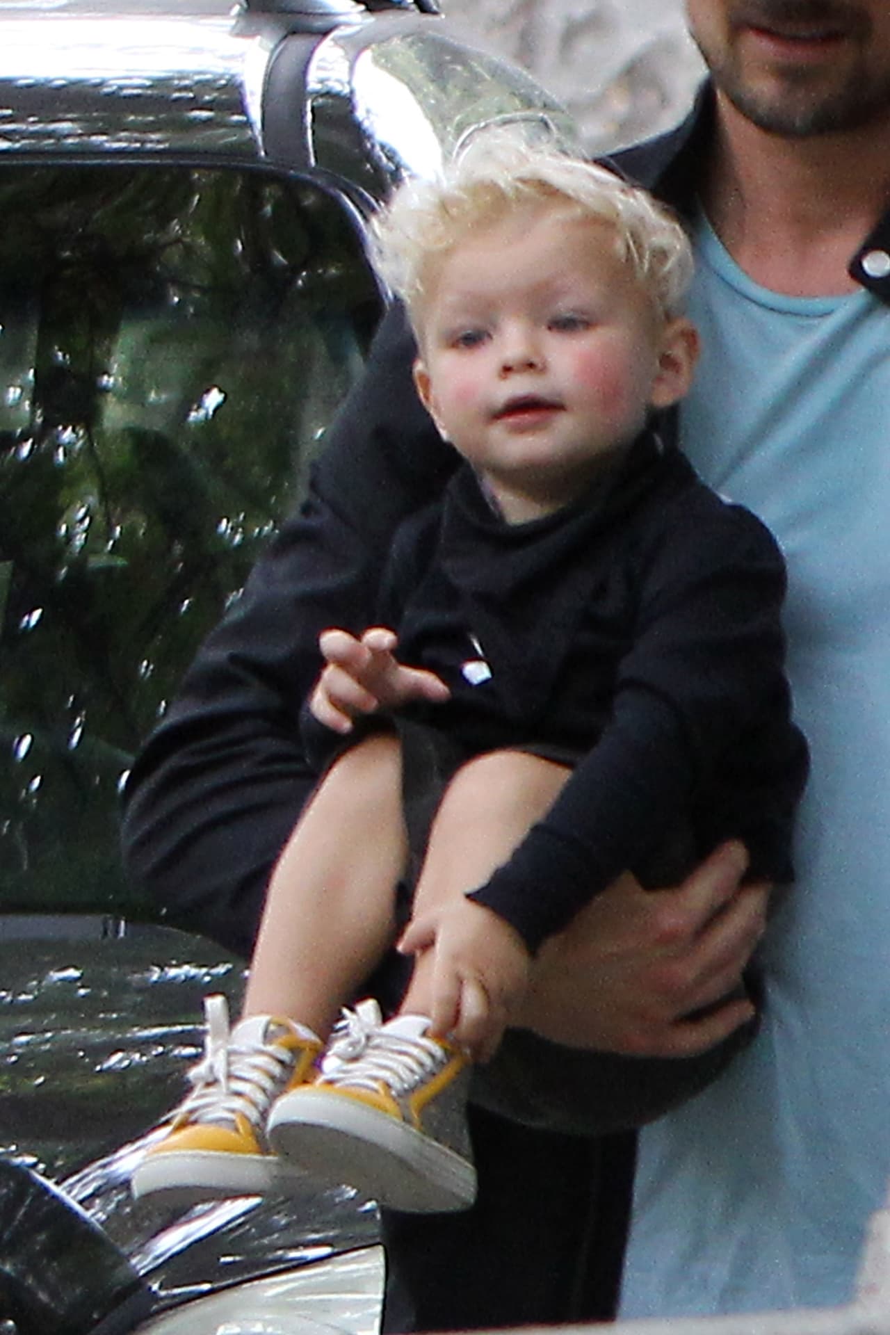 Axl Jack, el hijo de Fergie, es un querubín vestido de negro y tenis con detalles amarillos. Es un estilo increíble cuando el clima es húmedo o frío.