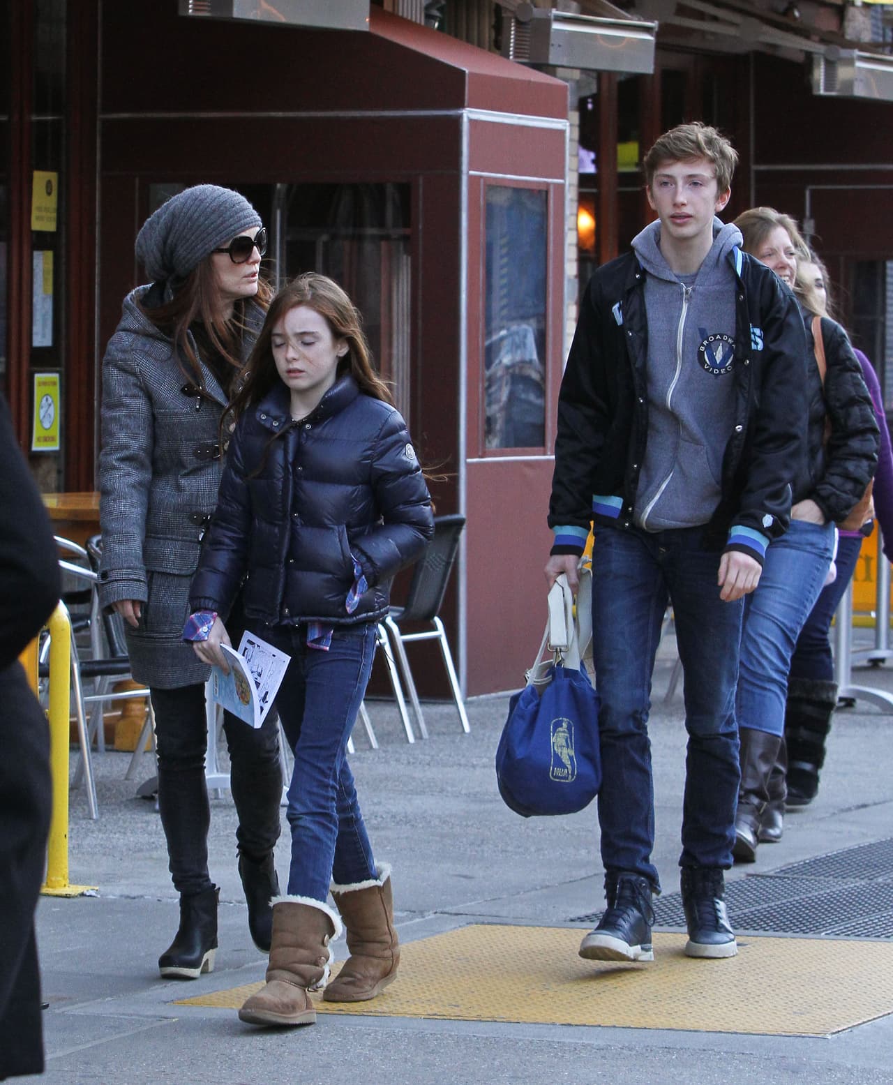Caleb y Liv son los jovencitos hijos de la talentosa Julianne Moore. A ambos les gustan las chaquetas y las botas.