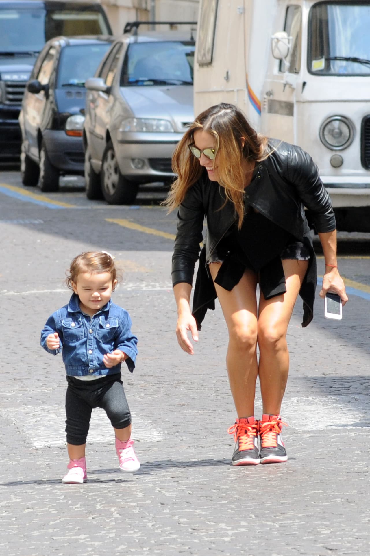 A la pequeña Erin le encanta correr. Lola Ponce apenas puede perseguirla por toda la casa. A ella la visten con camisas denim, muy en tendencia.