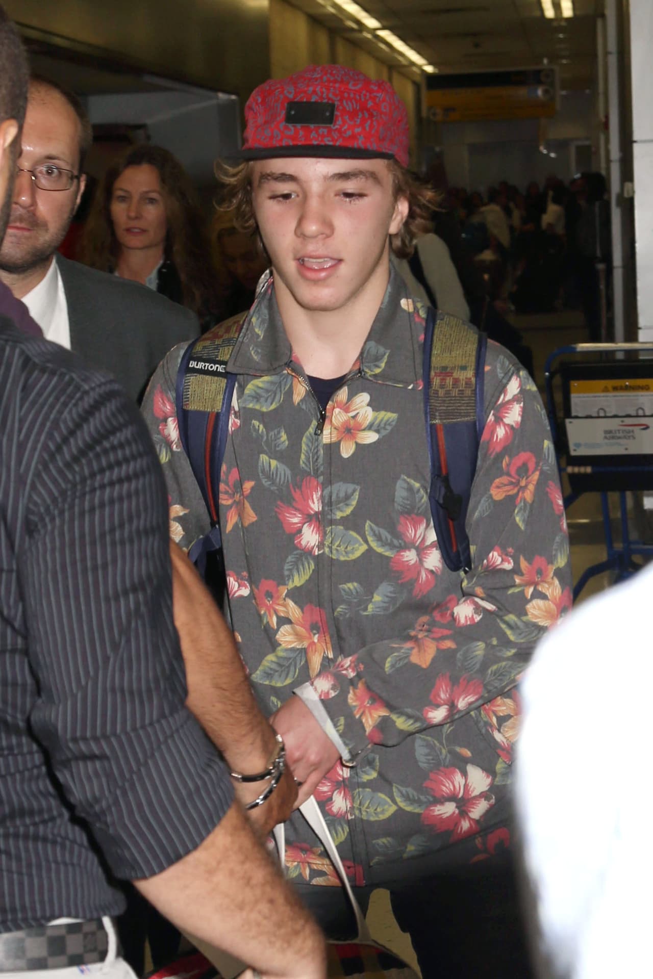 Rocco Ritchie es una de las 'mini celebrities' con más estilo. En su cuenta de Instagram sube las fotos que muestran su fuerte personalidad. Aquí lo podemos ver con flores, cada vez más en tendencia.