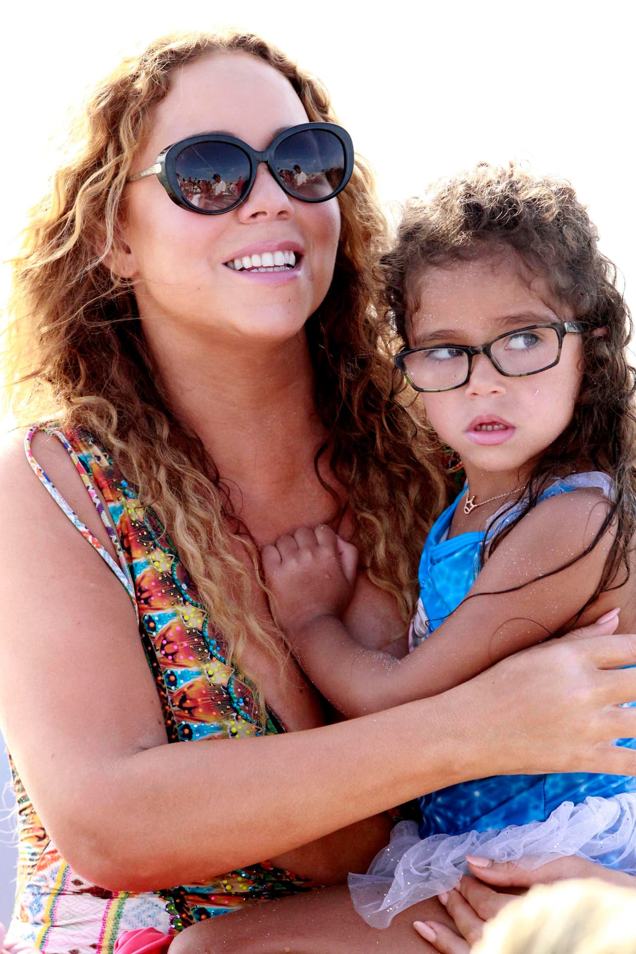 Su hermanita, Monroe, también viste bien, con camisetas de tirantes. Además, ¿quién dijo que los lentes son sólo para adultos?