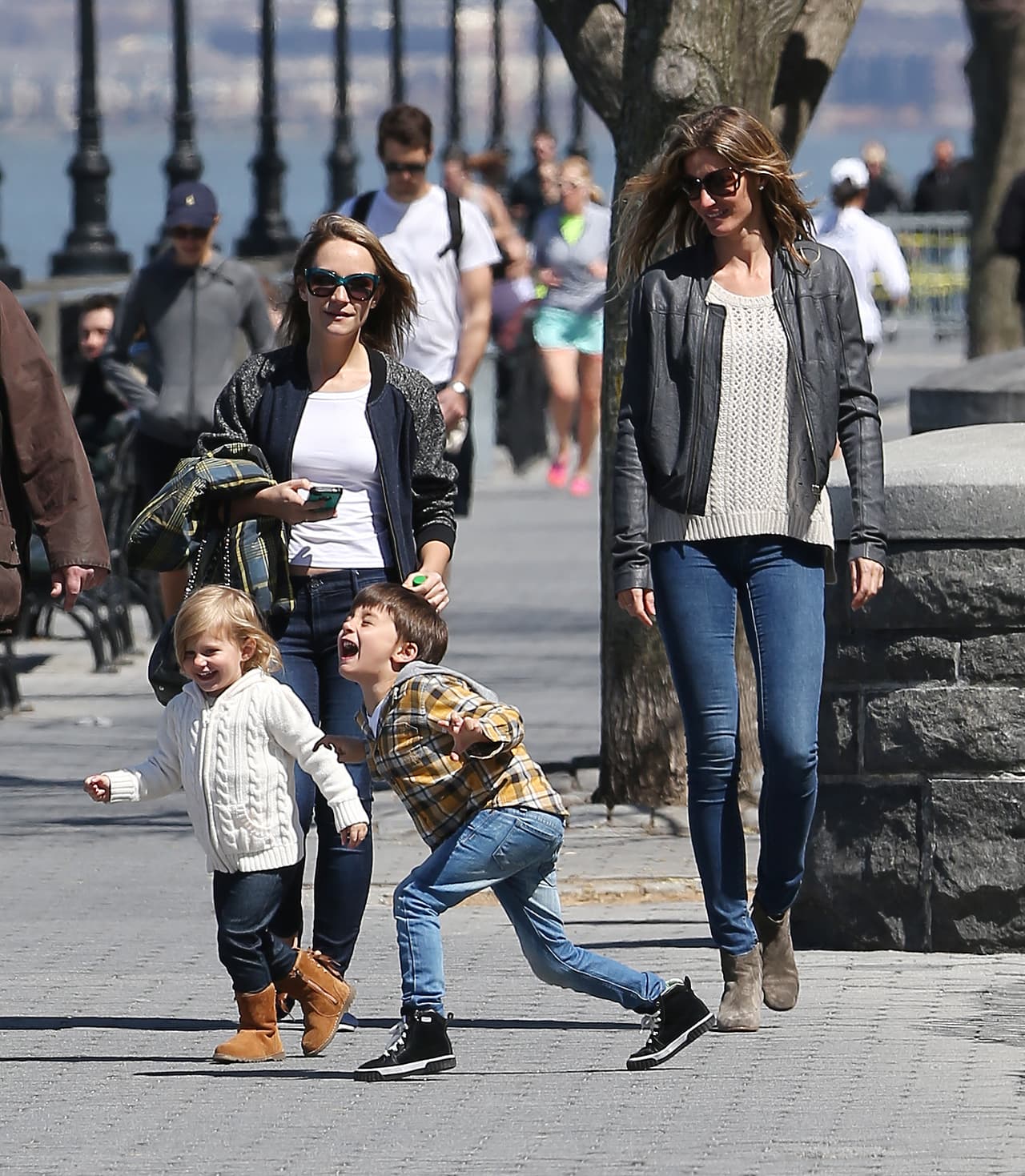 Benjamin y Vivian son dos pequeñines con mucho estilo. Gisele Bündchen sabe perfecto combinarles botas y 'sneakers' con suéteres fantásticos contra el frío.