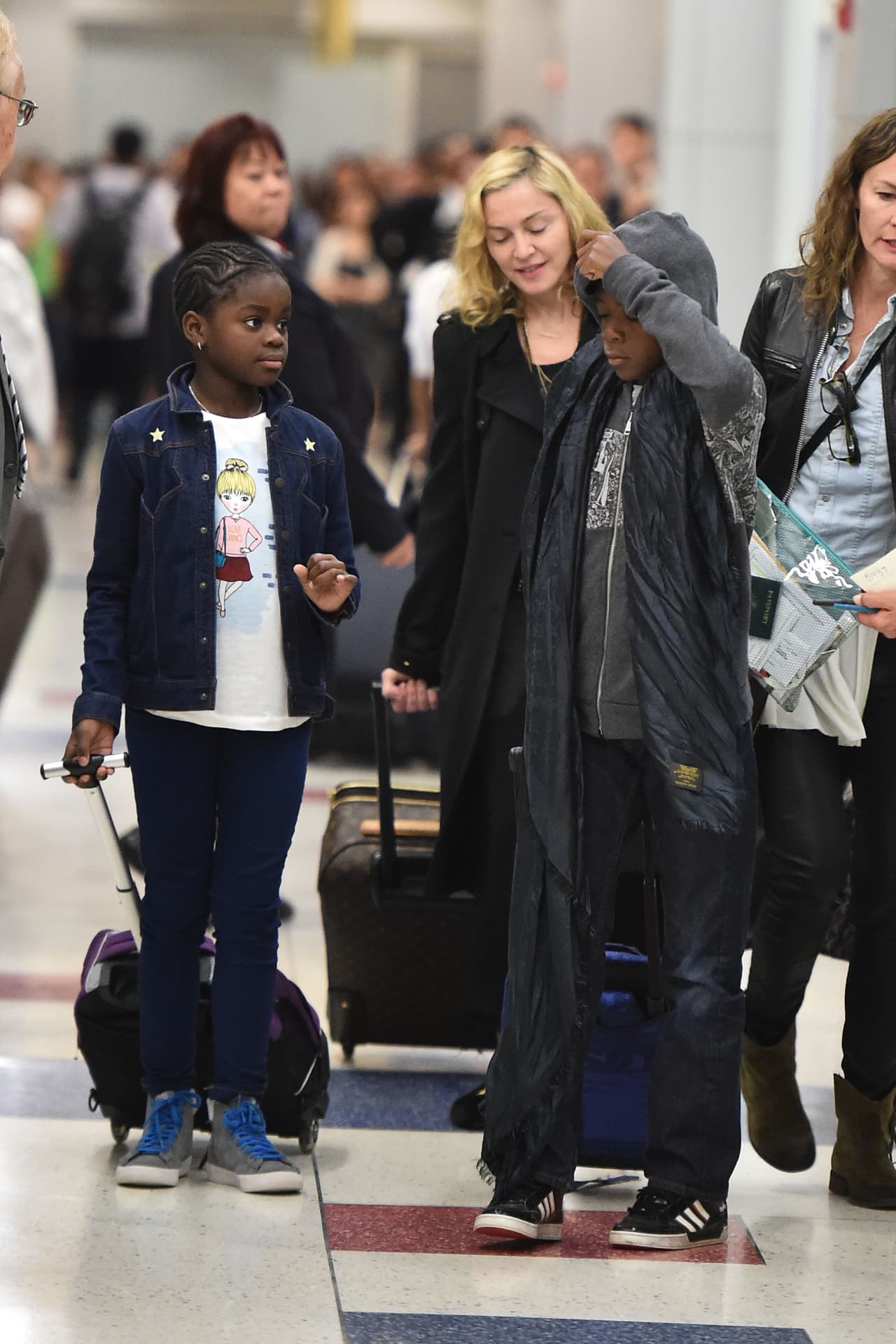 Pero él no es el único con mucho estilo. Mercy y David tienen 'outfits' muy casuales para salir. Adecúalos y envía a tus pequeños a la escuela para que reciban un 10 por su estilo.