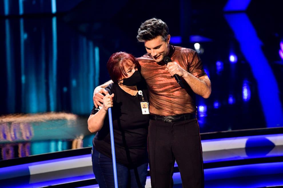 Además del baile, el show tuvo simpáticos momentos uno de ellos fue cuando apareció doña Pili, el "amuleto de la suerte" de Víctor González.