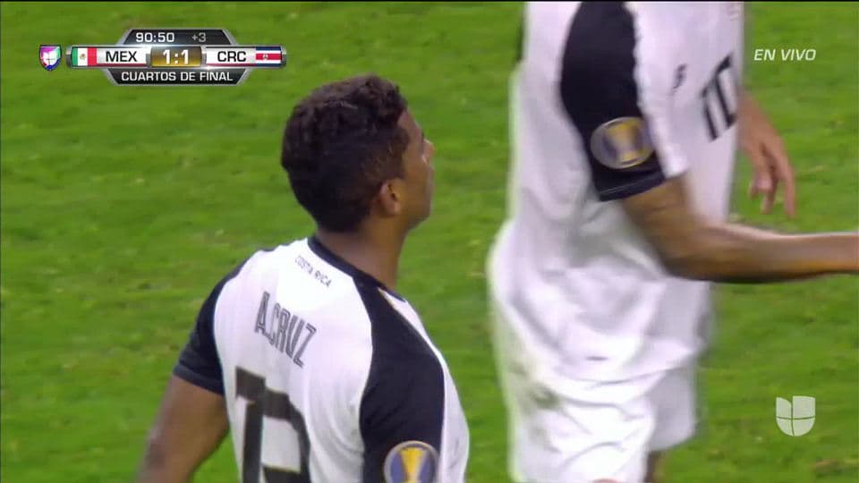 Tiro desviado de Allan Cruz