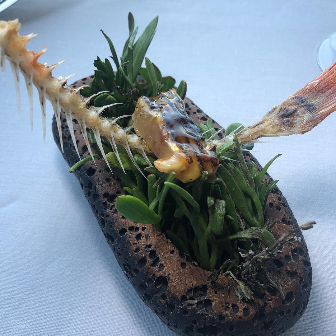 La Guía Michelin es famosa por asignar de una a tres estrellas a establecimientos gastronómicos, con base en exigentes parámetros como calidad y esmero en los platillos que preparan.