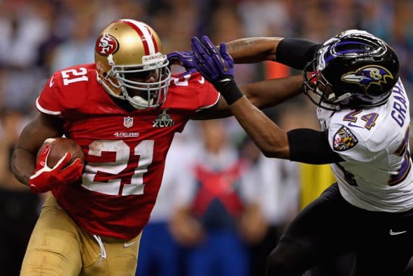 La gran fiesta deportiva del año en Estados Unidos, el Super Bowl de la Liga Nacional de Fútbol Americano (NFL), en su cuadragésima séptima edición, ya forma parte de la historia con los Ravens de Baltimore como nuevos campeones al vencer por 34-31 a los 49ers de San Francisco. Los pronósticos se cumplieron, los Ravens llegaron al Mercedes-Benz Super Dome de Nueva Orleans con el mejor mariscal de campo del momento, Joe Flacco, y la mejor defensa de la NFL, ambos factores se hicieron presentes en los momentos decisivos que hicieron posible el triunfo y el conseguir el segundo trofeo Vince Lombardi en la historia de la franquicia de Baltimore. Flacco, de 28 años, fue el líder perfecto en la primera parte al conseguir tres pases de anotación, que lo dejaron como el sexto mariscal que lo consigue en la historia del Super Bowl y una ventaja parcial de 21-6 al descanso que sería decisiva. El safety Ed Reed, nativo de New Orleans, empataría la mejor marca de la fase final de la NFL con nueve robos aéreos, mientras que Kaepernick quedaría con la mancha de la interceptación que sufrió. Antes que se diese el ya histórico apagón, el primero en un Super Bowl, el receptor abierto Jacoby Jones también quiso entrar en los libros de las marcas al conseguir nada más comenzar el tercer periodo al regresar 108 yardas de "touchdown" una devolución de balón, la mejor de todos los tiempos. Kaepernick y los 49ers vivieron los momentos estelares del partido al conseguir 23 puntos en menos de 13 minutos, 17 fueron consecutivos. Lewis, no brilló como en el primer Super Bowl del 2001 cuando ganó el premio de Jugador Más Valioso (MVP), que esta vez le fue con todos los honores a Flacco, al completar 22 de 33 pases para 287 yardas, sin interceptaciones, pero hizo seis derribos y cuatro fueron "placajes" solitarios. Suficientes para que los Ravens lograsen el segundo trofeo Vince Lombardi en su historia y Lewis pudiese cerrar con broche de oro su legado de 17 temporadas brillantes dentro de la competición de la NFL. Mientras que la revelación de la temporada Kaepernick confirmó que es un mariscal muy especial, lleno de energía, que corre como nadie, que tiene un dinamismo único, pero que todavía no pudo emular a los legendarios Montana y Young, que lo precedieron al frente de los 49ers en los cinco Super Bowls que disputaron y que consiguieron ganar. Los jugadores de los 49er, encabezados por el corredor Frank Gore insistieron que su equipo fue mejor como conjunto que los Ravens se aprovecharon de acciones aisladas. Pero el marcador final estableció que los ganadores fueron los Ravens, por eso dos hermanos, John y Jim Harbaugh, los primeros en la historia de la NFL que dirigieron a los equipos que disputaron un título de Super Bowl, al concluir el partido fueron al encuentro y se dieron un gran abrazo.