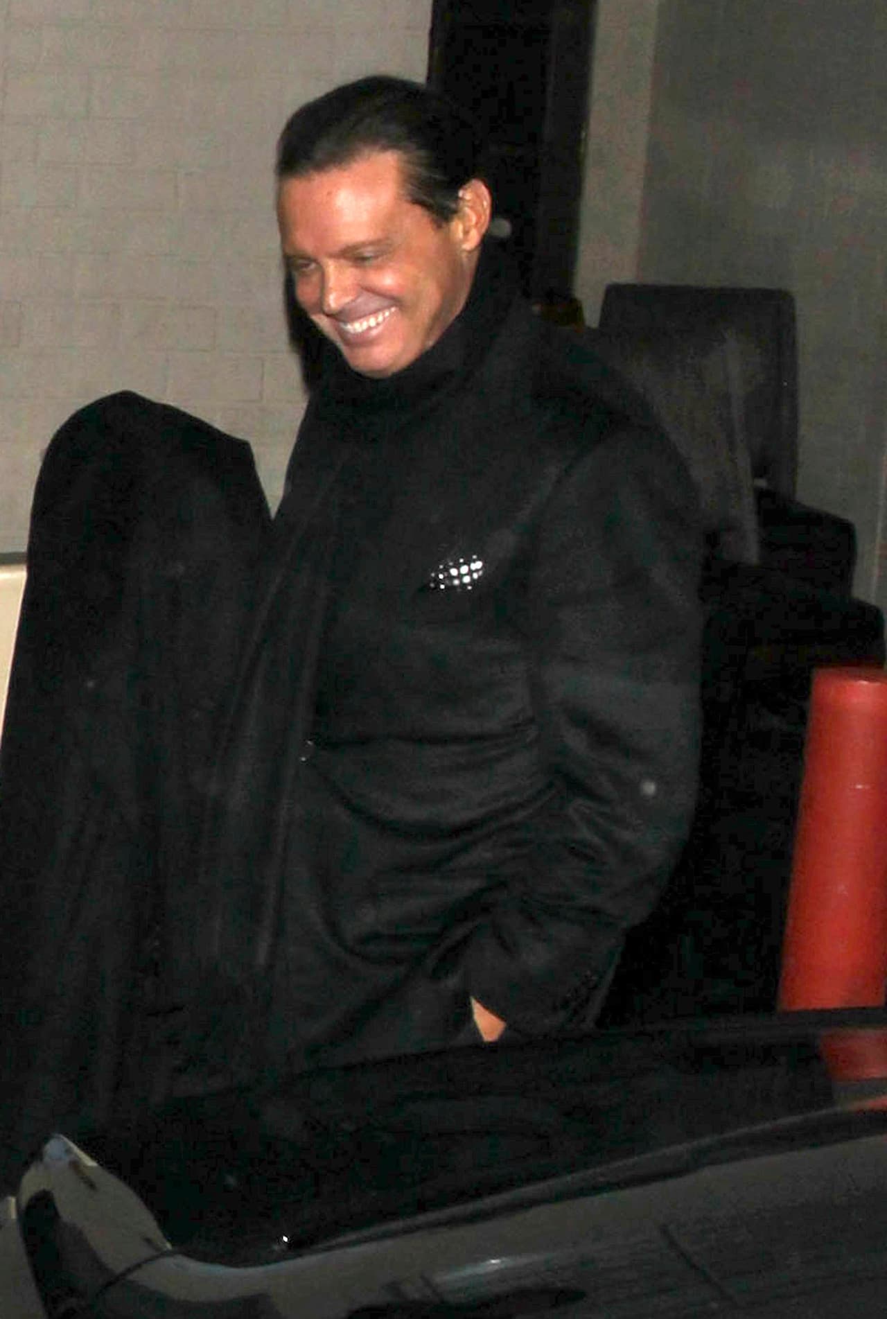 Y sin dar la cara, pero muy sonriente, caminó entre la multitud que no lo perdió de vista.