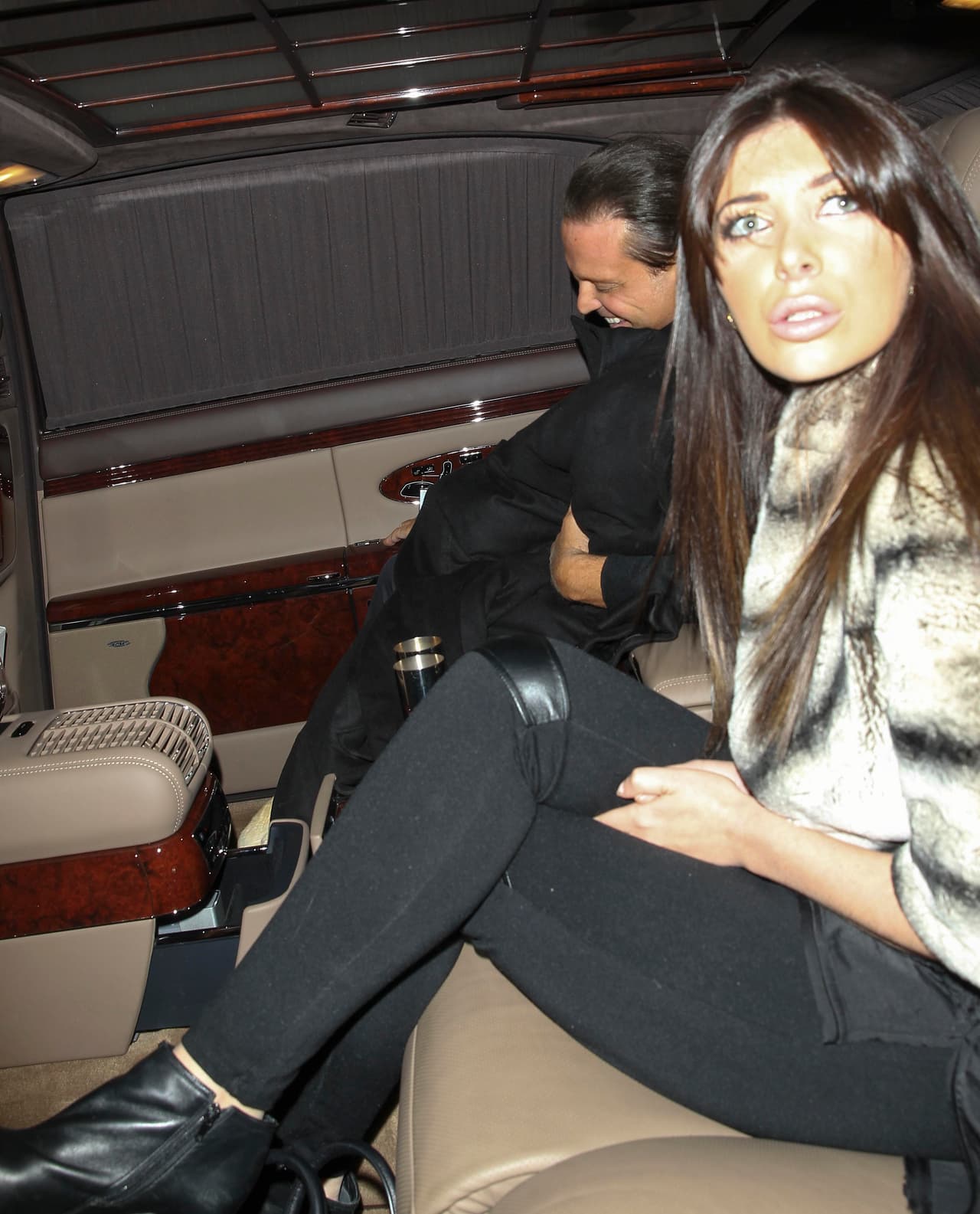 Ella no sabía qué hacer, y miraba sorprendida a los fotógrafos.