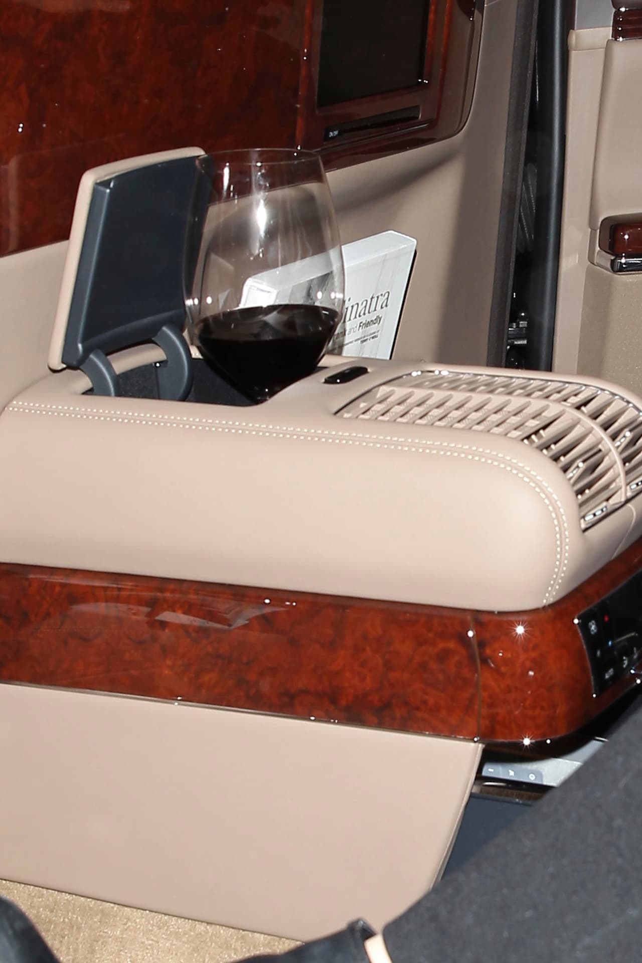 Pero la lente se percató que en la camioneta que subieron 'LuisMi' y la modelo llevaban una copita de vino... al parecer, la fiesta continuó.