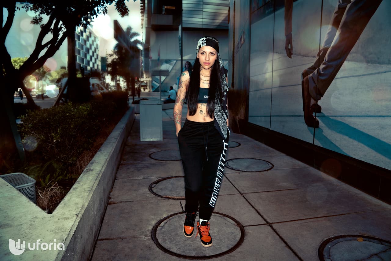 Antes de enfocarse en su carrera como cantante,
<b>Cazzu</b> estudió cine, por lo que disfruta mucho involucrarse en la producción de sus propios videos y poner sus ideas en la mesa para las grabaciones.