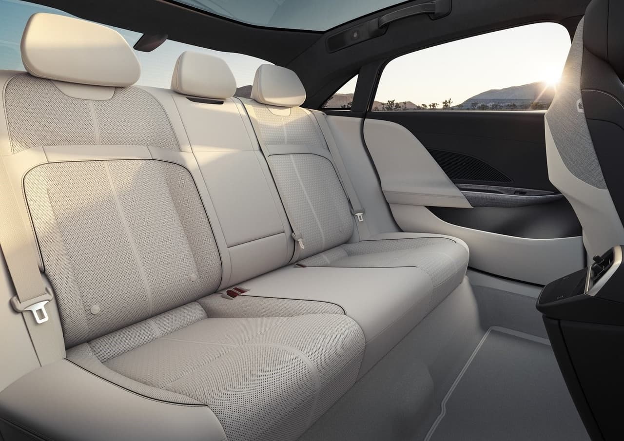 La batería de largo alcance con 113 kilovatios-hora de capacidad está compuesta de varias unidades ubicadas debajo de los asientos traseros. En los modelos de menor alcance, el número de piezas puede reducirse, lo que permite ajustar el panel del piso para ofrecer más espacio para los pies.