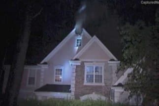 Una familia logró escapara un incendio luego de que un rayo impactó su vivienda la madrugada del lunes. Foto: Capture News