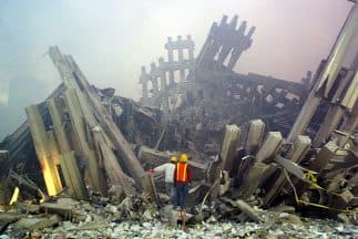 Reescatistas recorren los escombros del World Trade Center de Nueva York tras el desplome de los edificios el 11 de septiembre de 2001. 