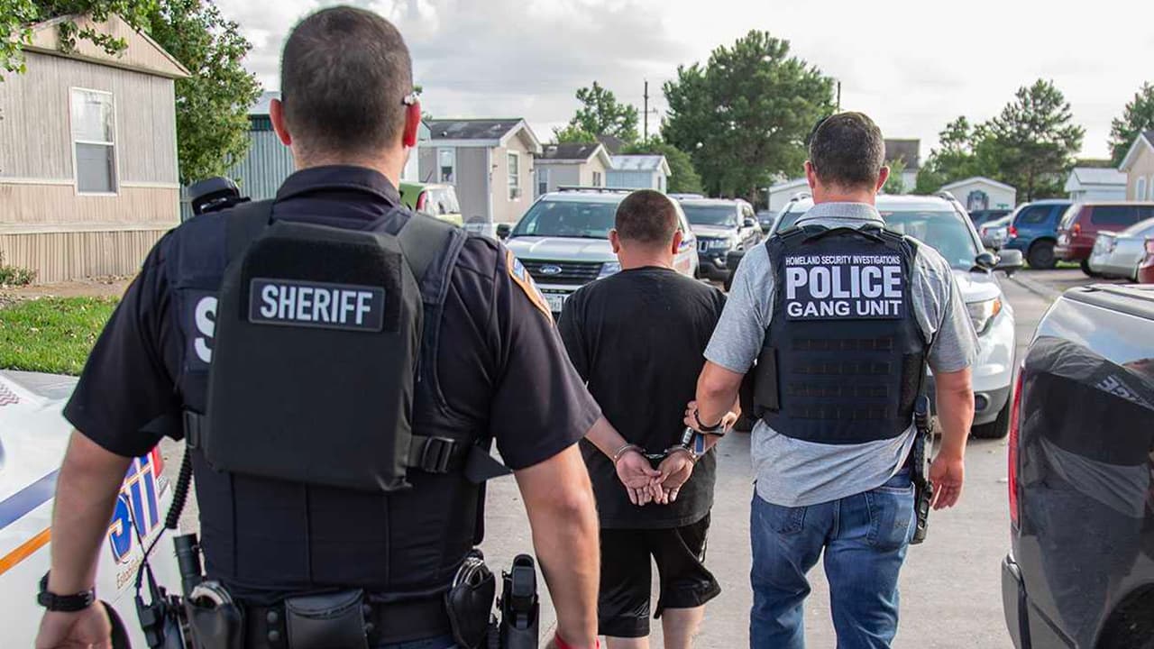 Arrestan a diez miembros de la MS-13 acusados de desmembrar y mutilar con machetes a sus víctimas