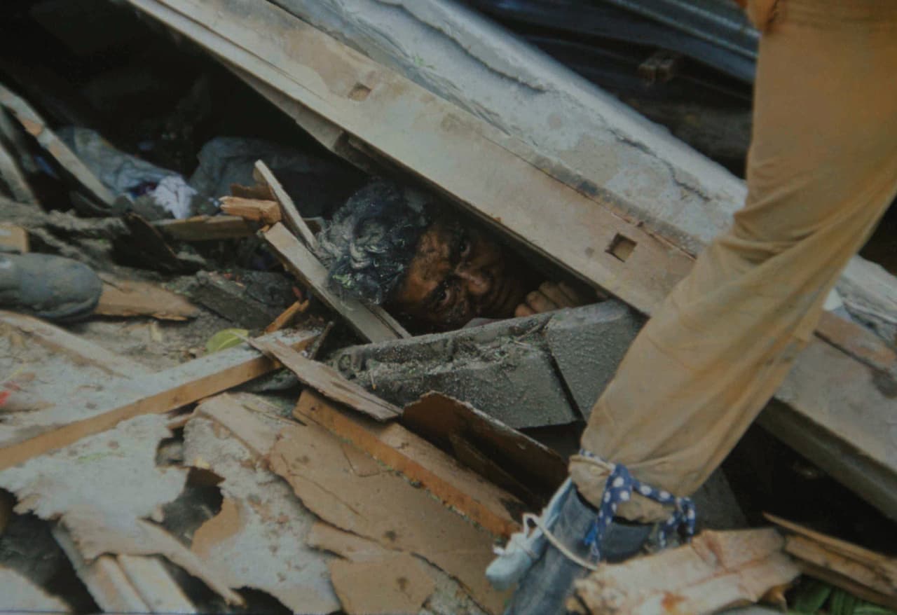 Rosa Montealegre, residente de Armero, aún bajo los escombros de su residencia devastada por la avalancha de lodo.