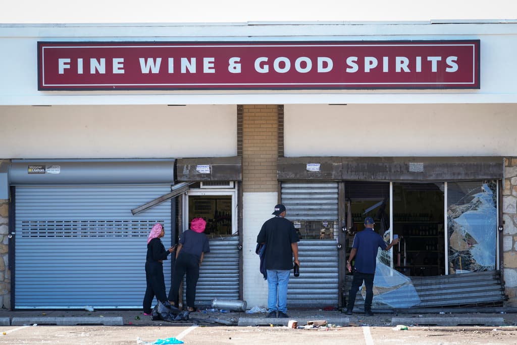 También fueron saqueadas al menos 18 licoreras estatales, por lo que la Junta de Control de Alcohol de Pensilvania cerró sus 48 locales de venta en Filadelfia y una en el suburbio de Cheltenham.