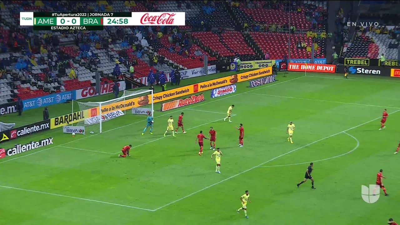 ¡TIRO ATAJADO! disparo por Henry Martín.