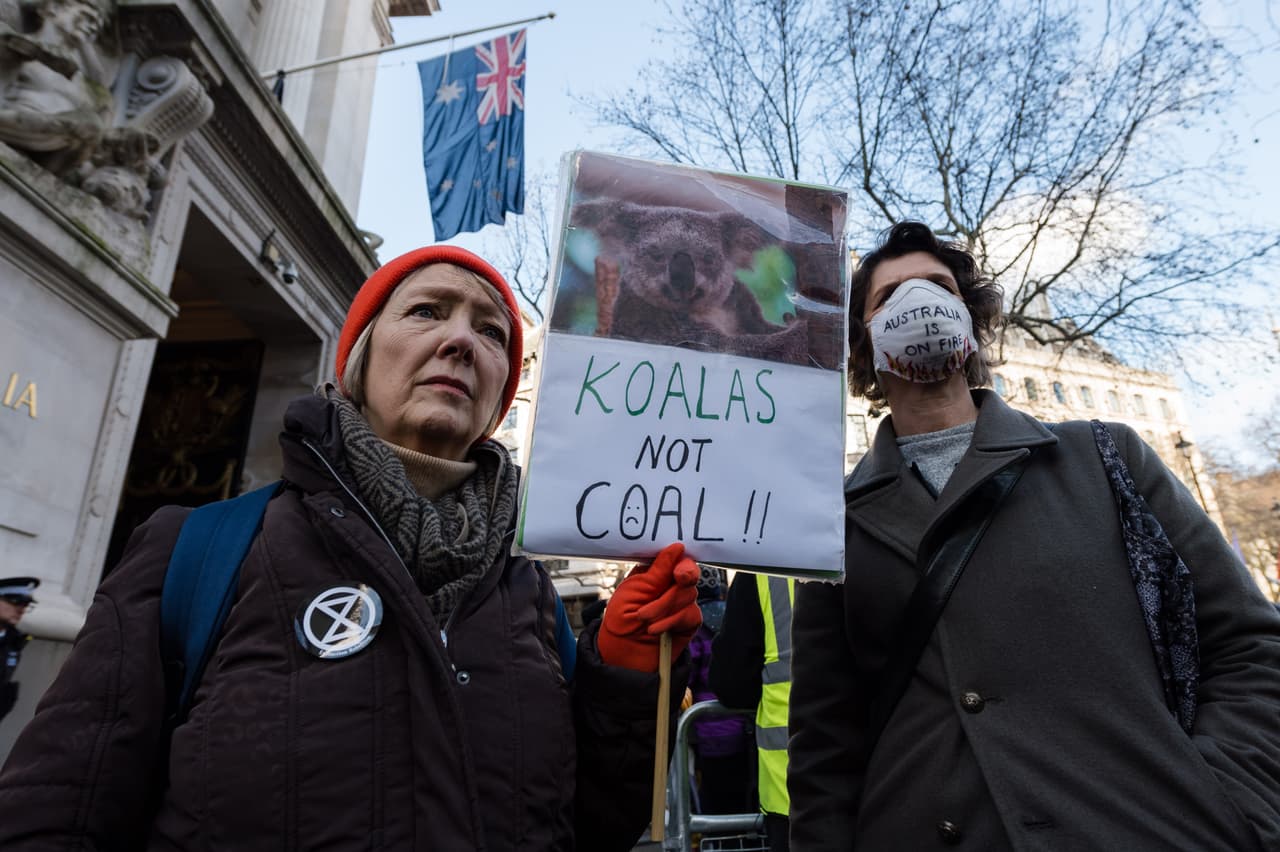 Las protestas contra el gobierno de Australia se extendieron por varias ciudades del mundo, como esta frente a la embajada australiana en Londres. La crisis derivó en acusaciones de que el gobierno conservador del primer ministro, Scott Morrison, necesita tomar más medidas para contrarrestar el cambio climático, que según los expertos ayuda a intensificar los fuegos.