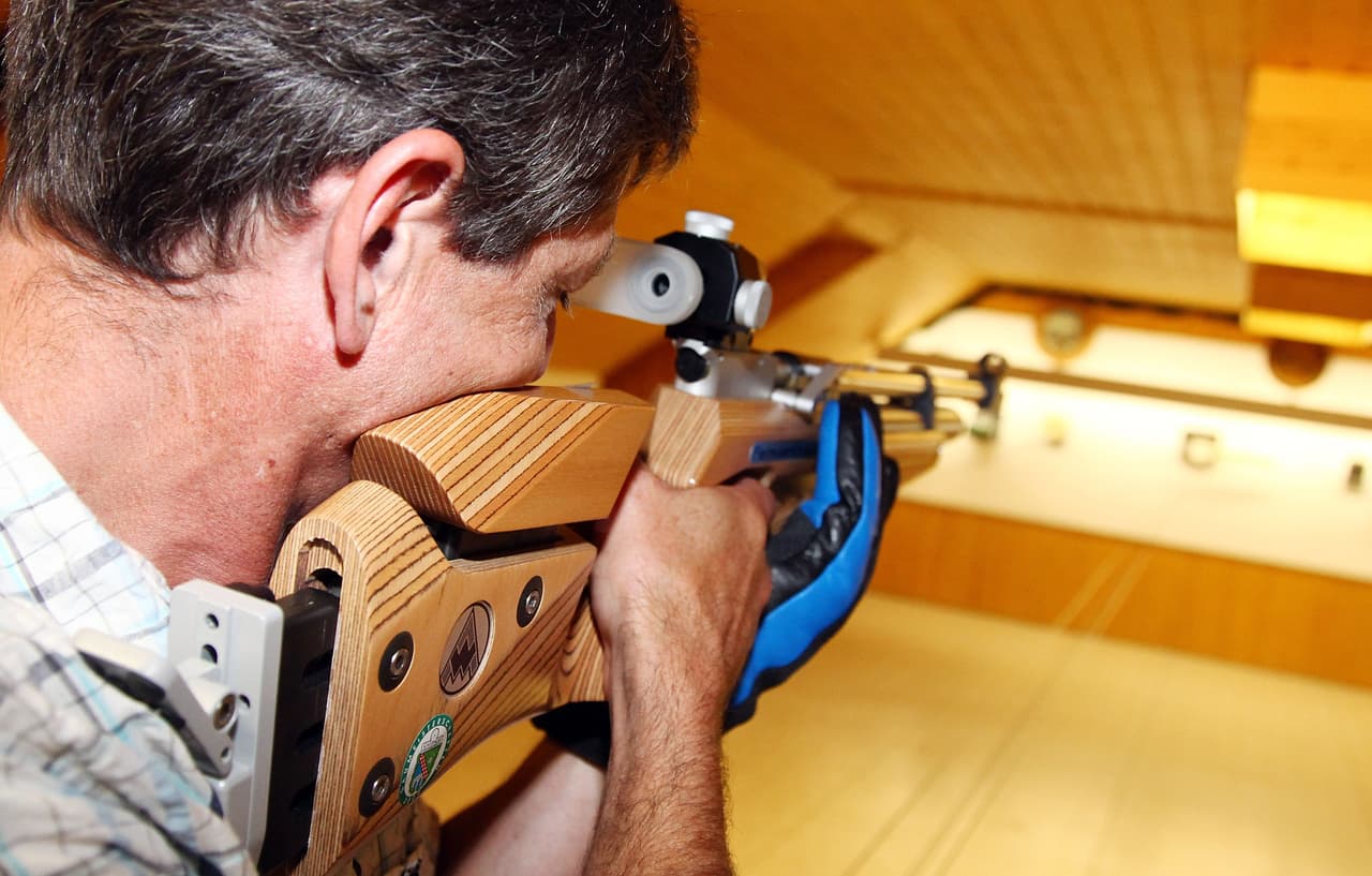 Después de 2009, incluso experimentados cazadores y tiradores profesionales con medallas tienen que asistir a la policía de tanto en tanto para que les haga análisis mentales.
<br>