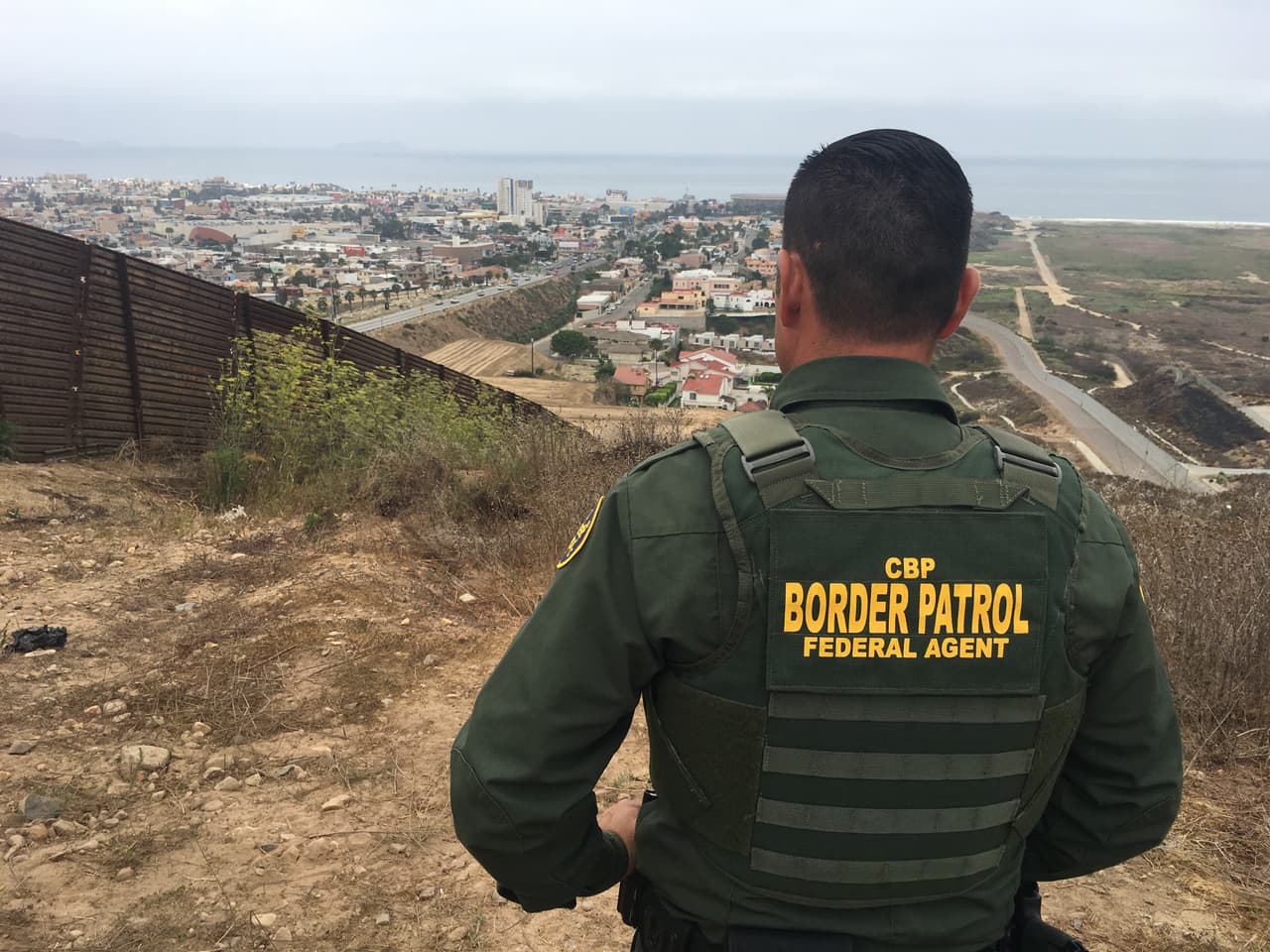 El agente Saúl Rocha observa dos países separados por dos cercos fronterizos.