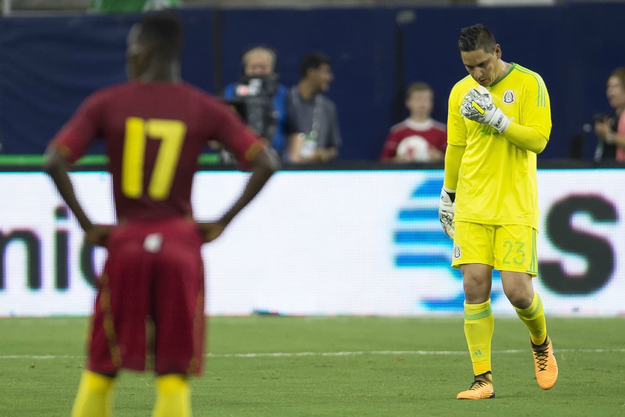 Moisés Muñoz sufrió fuerte cabezazo en duelo ante Ghana
