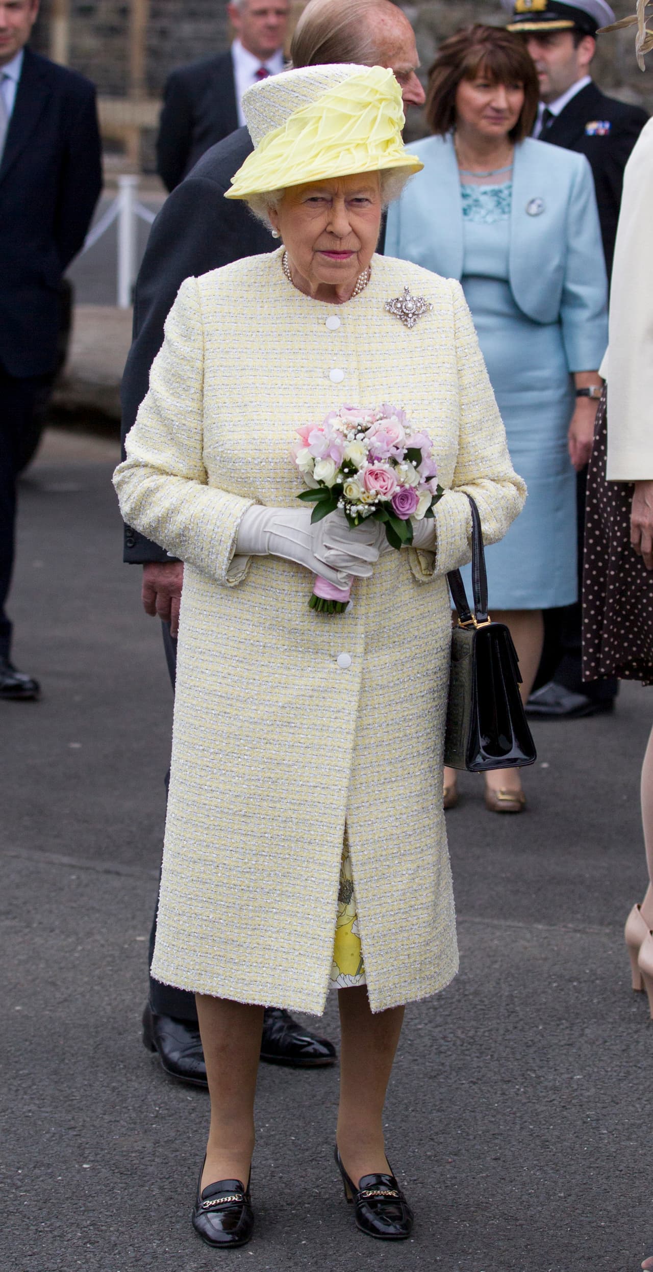 De acuerdo con un reporte del
<b><a href="https://www.dailymail.co.uk/news/article-2672763/How-Queens-worn-shoes-50-years-servant-called-Cinders-wear-Trusty-black-patent-leather-slip-ons-accompanied-monarch-prison-visits-Diamond-Jubilee-pageant.html" target="_blank"> Daily Mail</a></b> de 2014, la reina ha usado el mismo modelo de zapatos desde hace 50 años. El modelo base es de color negro, pero también tiene de otros colores. Si se desgastan, los manda reparar.