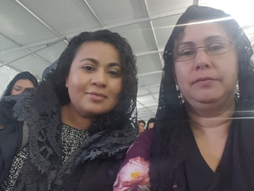 Elisa Flores (derecha) en su época en la iglesia La Luz del Mundo.