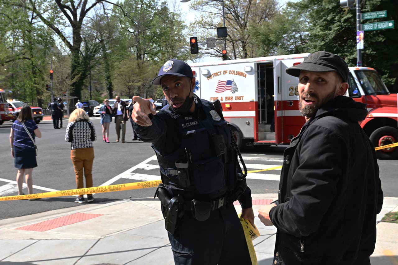 Los testigos dicen haber visto gente corriendo, y escondiéndose debajo de los autos.
<br>