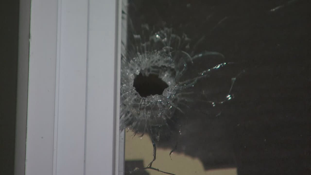 Esta casa en Gage Park, recibió decenas de balas, luego de un rafaguéo, que aterrorizó a Octavio Custodio y a todos sus hijos, que son menores de edad.