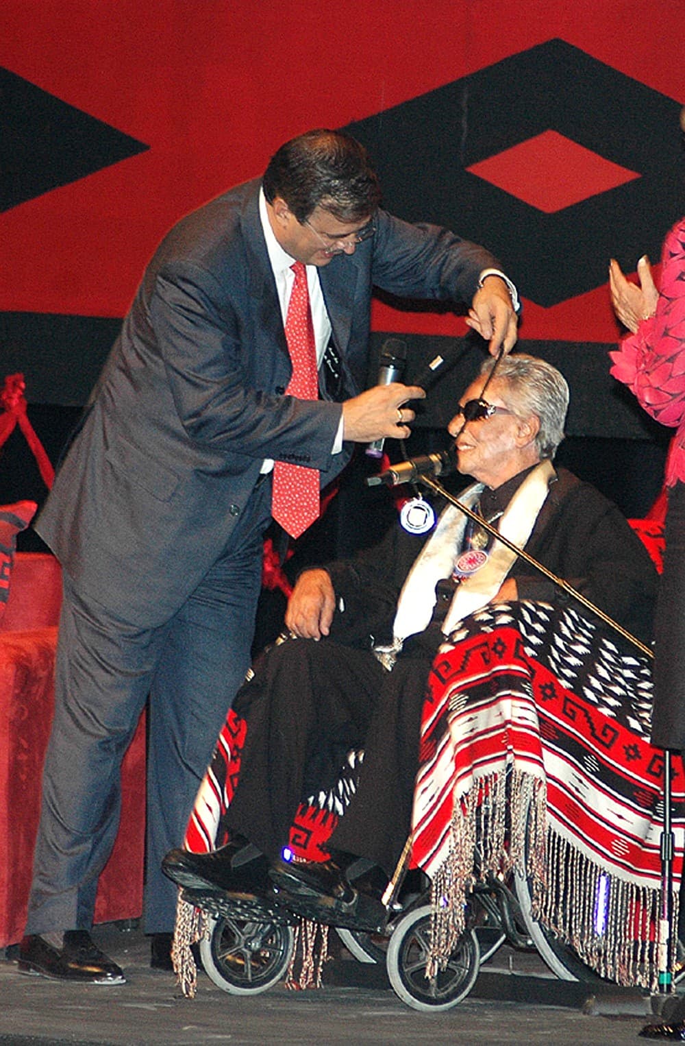 <b>Chavela Vargas</b> tenia 93 años y su muerte fue informada el 5 de agosto del 2012, con un sentido mensaje en Twitter desde su cuenta oficial: “Silencio, silencio: las amarguras volverán a ser amargas… se ha ido la gran dama Chavela Vargas”.