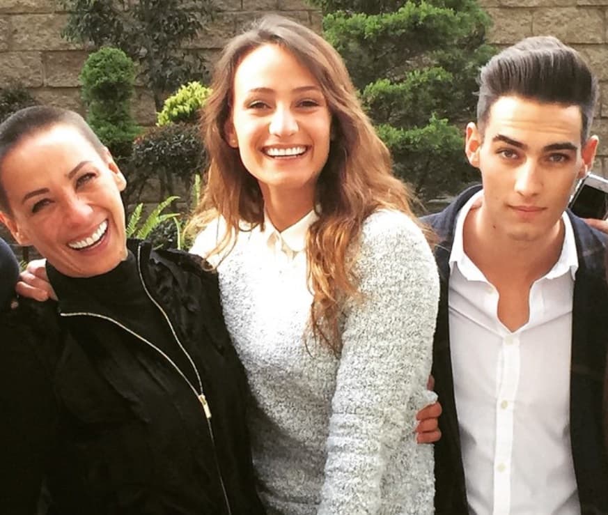 Hasta el momento no ha podido encontrar una cura para este mal, aunque ya sabe lo que le ocasiona este padecimiento y cómo contrarrestarlo: "El flash de los celulares, la luz intermitente de una discoteca o algo que prende y apague, de veras, pregúntale a los neurólogos, sí tengo esa enfermedad, pero me tomo una pastilla y cuando tengo que ver con medios ya no me pongo de chillona y aguanto muy bien, pero antes, ya ni te cuento".