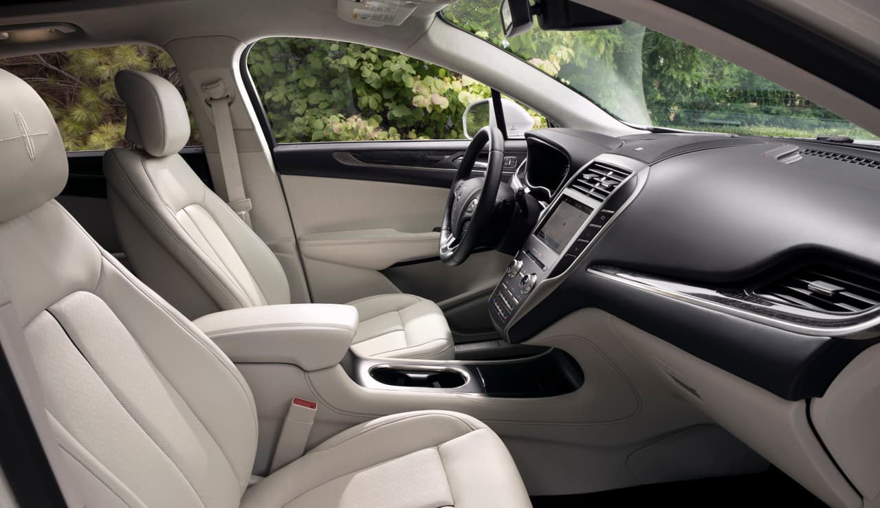 Desde su aparición en 2015, todos los materiales al alcance de las manos del conductor y los pasajeros en la cabina de la Lincoln MKC son 
<b>suaves al tacto</b> y de alta calidad, lo que en su momento marcó un importante quiebre con algunos modelos Lincoln del pasado.