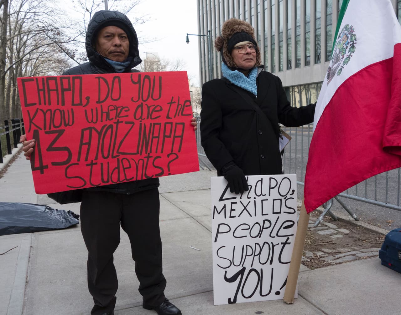 Una pareja de manifestantes desafió el frío de la ciudad para brindarle su apoyo al capo mexicano a las afueras de los tribunales.
