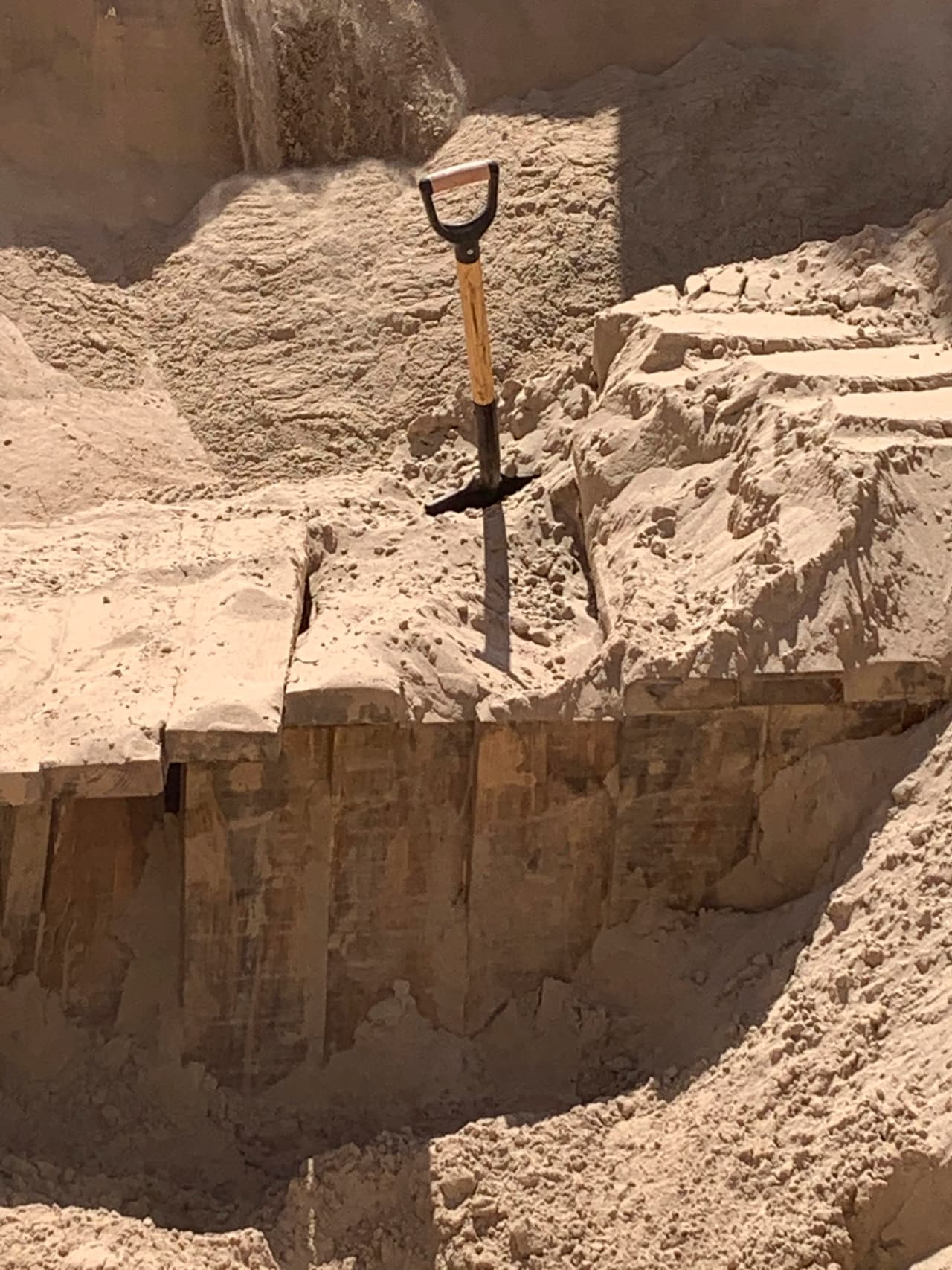 Las fotografías mostraron que el túnel mide aproximadamente tres pies (un metro) de ancho y 4 pies (1.2 metros) de alto. Calculan que el largo es de unos 1,300 pies (unos 390 metros).