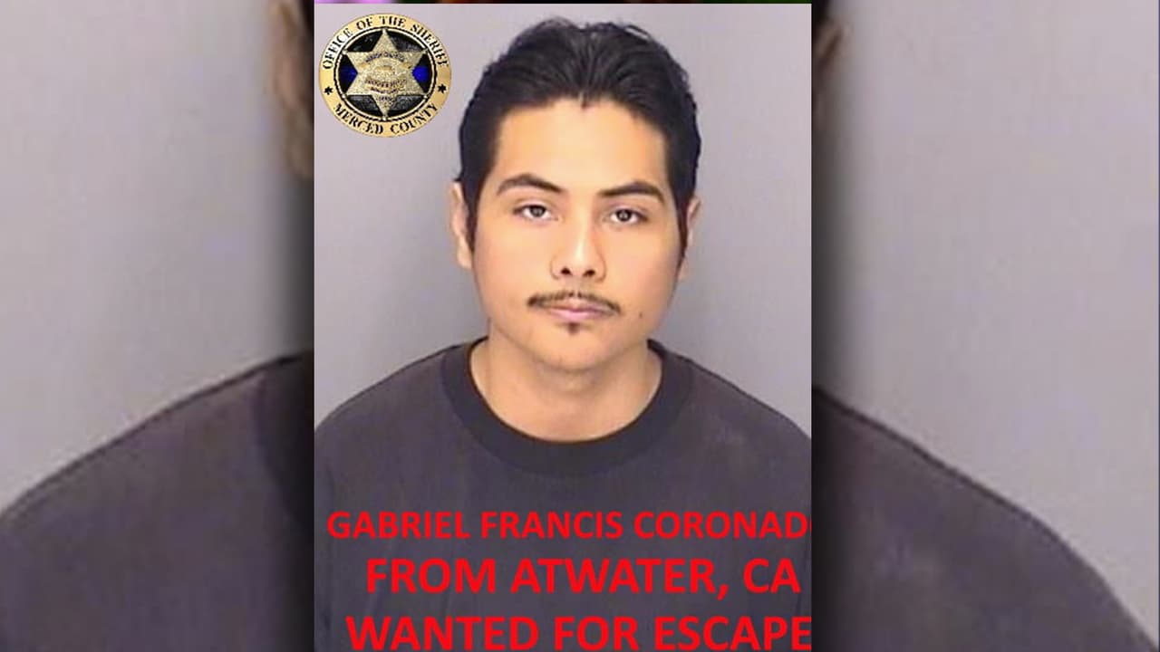 <b>Gabriel Francis Coronado</b>,19 años, origen hispano, mide 5'10 ”, pesa 225 libras, cabello negro, ojos marrones, residente de Atwater, California 
<br>Es buscado por
<b> intento de asesinato, tiroteo en una vivienda habitada, participación en una pandilla criminal, </b>delincuente con posesión de un arma de fuego, violación de la libertad condicional.