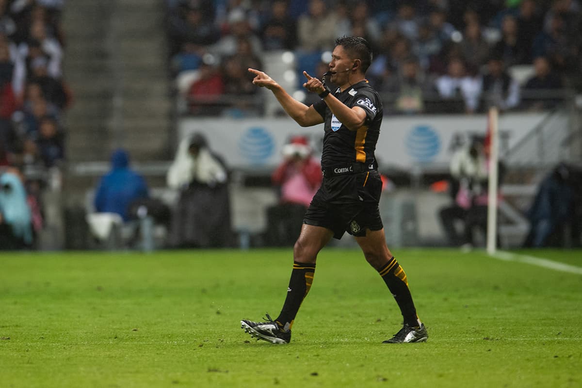 El árbitro Fernando Guerrero revisó la jugada con rápidez en el VAR, manteniendo su decisión de la tarjeta roja.
