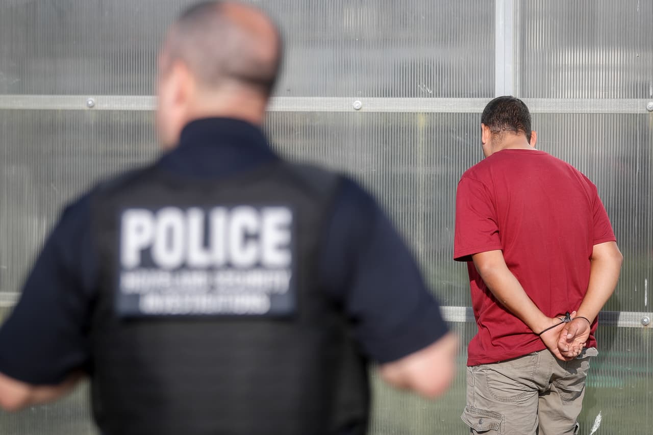 Unos 100 agentes de diversas fuerzas de seguridad establecieron un perímetro alrededor de la empresa para evitar que los trabajadores huyeran.