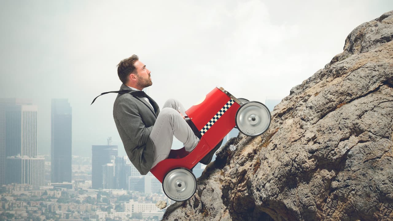 No hay nada más molesto para las personas altas que conducir con el espacio justo en el área de las piernas, casi topando con el techo y sin la soltura para poder realizar maniobras. Si mides a partir de 6 pies de altura, encontrar tu auto ideal tendrá que ver mucho con el espacio.
<br>
<br>Es por eso que presentamos 15 opciones de vehículos con precios a partir de los 20,000 dólares y sobre los 100,000 dólares, de todo tipo: sedanes, camionetas, todoterreno y hasta pickups. Un coche con espacio para las piernas a partir de las 38 pulgadas es relativamente aceptable (aunque será un coche justo) y arriba de 40 pulgadas comienza a considerarse un auto cómodo para personas altas.