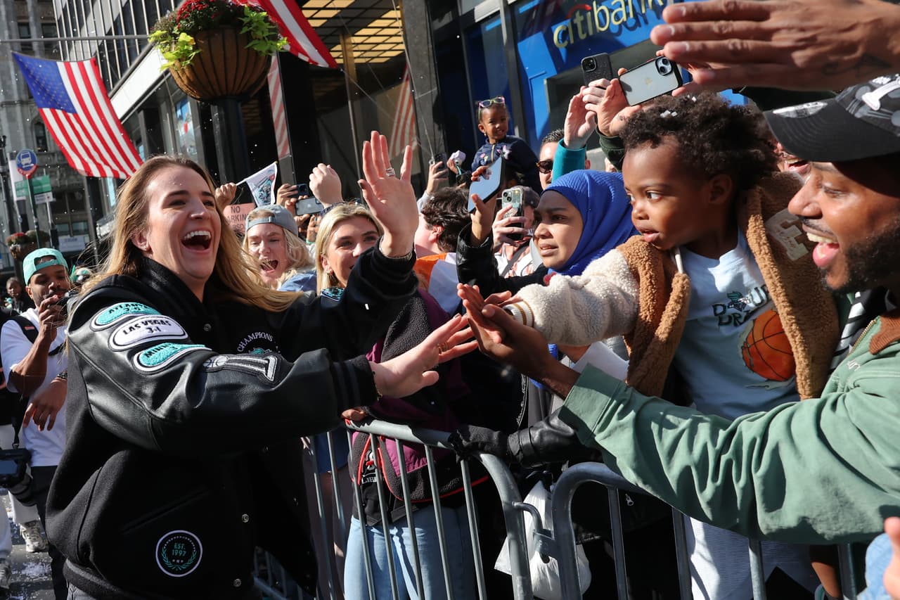 Las jugadoras del equipo, lideradas por figuras destacadas como Sabrina Ionescu, Breanna Stewart, y Jonquel Jones se desplazaron en carrozas decoradas con los colores del equipo, saludando a la multitud que las recibió con vítores y pancartas.