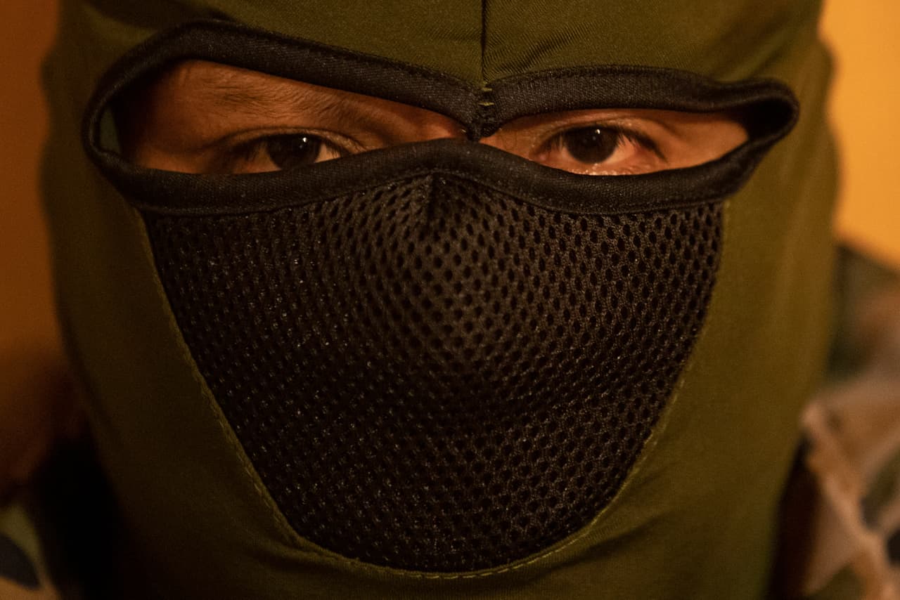 En esta foto del 31 de octubre de 2019, un traficante mexicano posa para una foto después de una entrevista en Nogales, en el estado mexicano norteño de Sonora. El traficante, que pidió no ser identificado, dijo que tiene que pagar una cuota al Cártel de Sinaloa para poder operar en Nogales y que sólo puede traficar mexicanos. Si quiere hacerlo con personas de otra nacionalidad, debe pagarle más al cártel. (AP Foto/Moisés Castillo)