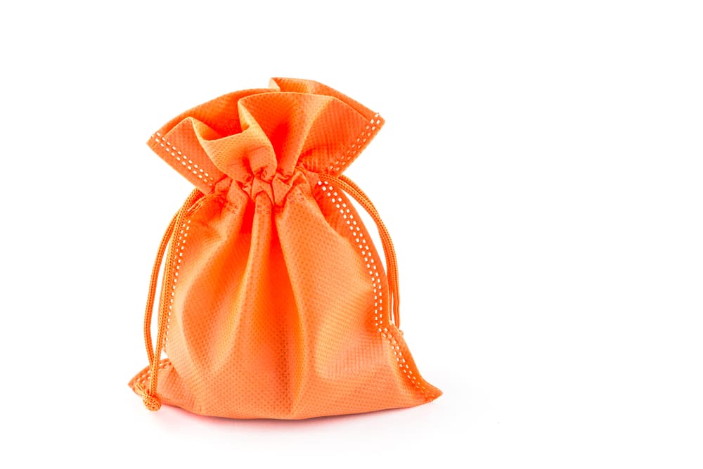 Una vez que tienes todos estos elementos, el primer paso es: 
<br>Vas a tomar la bolsita naranja y vas a poner la llave dorada dentro. El naranja es un color con mucha fuerza, positivo y que atrae la suerte.
<br>Recuerda seguir el orden de los pasos para que el ritual funcione correctamente.